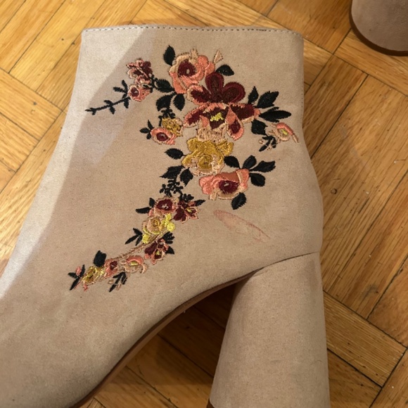 Zara Nude Suede Flower Embroidered Ankle Booots - Picture 2 of 3